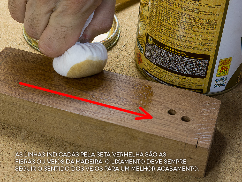 A direção da seta indica o sentido do veio da madeira. Tanto faz se é para frente ou para trás. O importante é seguir as fibras, como em um trilho de trem.